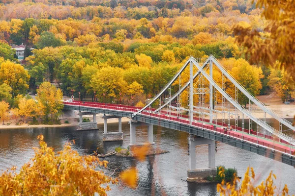 Ponte pedonale sul fiume Dnieper, paesaggio autunnale, Ki — Foto Stock