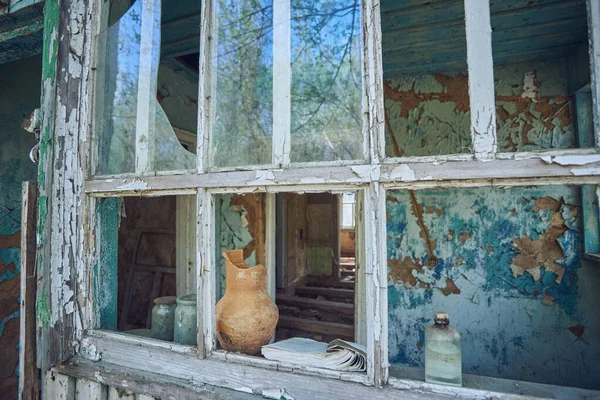 Maisons anciennes en ruine dans le village de Zalyssia situé dans la zone d'exclusion de Tchernobyl, emplacement touristique sombre populaire, Ukraine — Photo