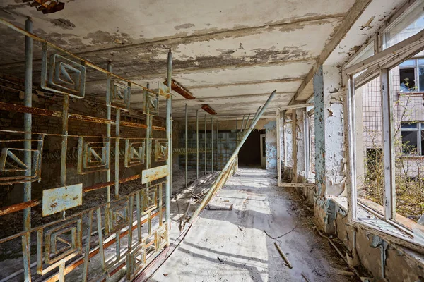 Destroyed school in the city of Pripyt, in the exclusion zone — Stock Photo, Image