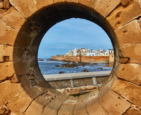 Essaouira Wallen uitzicht door een fort venster in Marokko. — Stockfoto