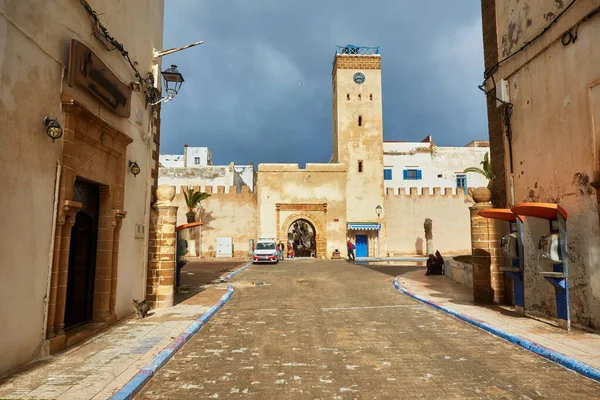 Medine giriş kulesi ve Essaouira 'daki eski şehir duvarları