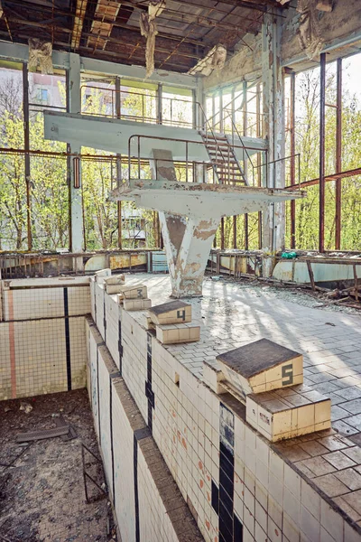 Piscina a Pripyat, la città fantasma nella zona di esclusione di Chernobyl, istituita dopo il disastro nucleare — Foto Stock