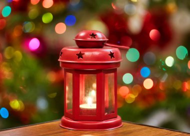 Noel süslemeleri ve sihirli ışıklı kırmızı fener