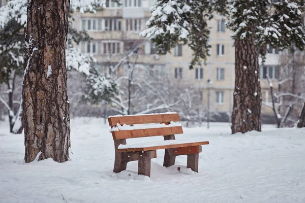 公园里的长椅在雪地里 — 图库照片