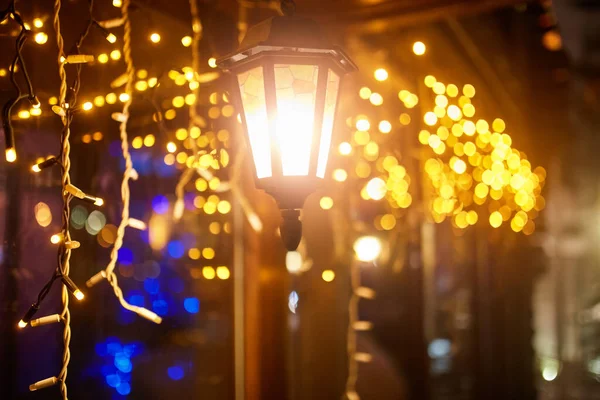 Kerst Decoraties Straat Kleurrijke Vakantie Bokeh Lichten Stad Nachts Verlichting — Stockfoto