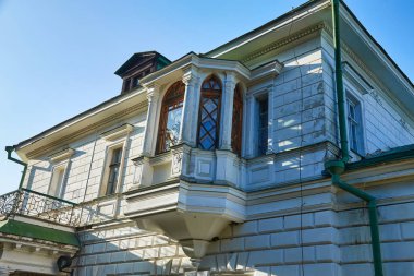 Ukrayna 'daki Kachanivka Sarayı' nda ahşap çerçeveler ve gotik kemerlerle süslü bir oriel penceresinin mimari detaylarına yakın plan. Tarihi bina dış görünüş.