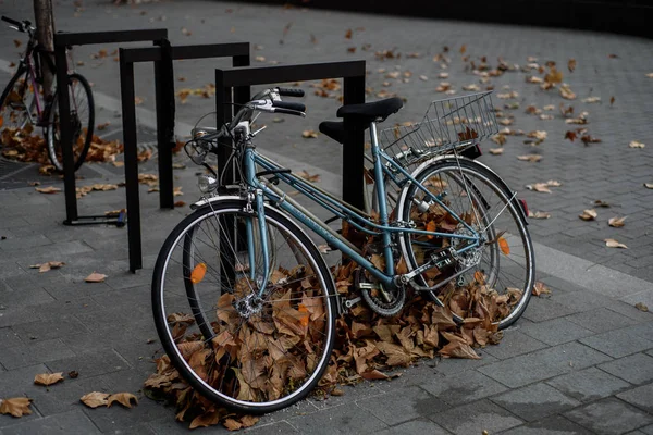 Auf Dem Gehweg Abgestellte Fahrräder lizenzfreie Stockfotos