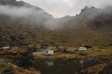 Karavan römork dağlarda