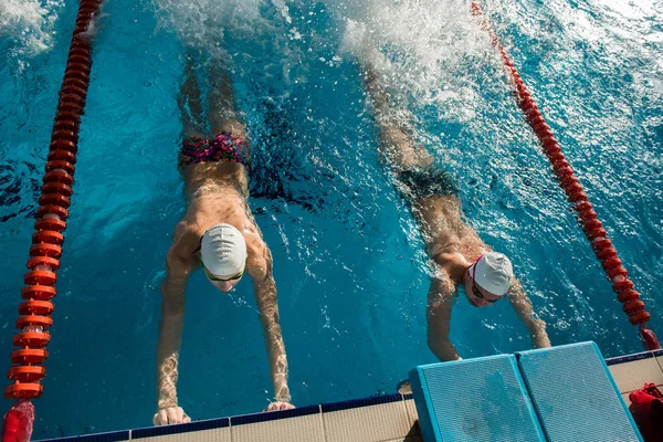 Deux Nageurs Entraînent Coup Pied Dans Piscine — Photo