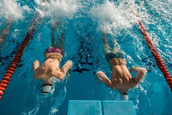 Deux Nageurs Effectuant Tour Dans Une Piscine — Photo