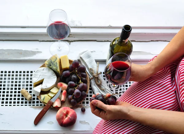 Boire Vin Avec Fromage Fruits Sur Rebord Fenêtre — Photo