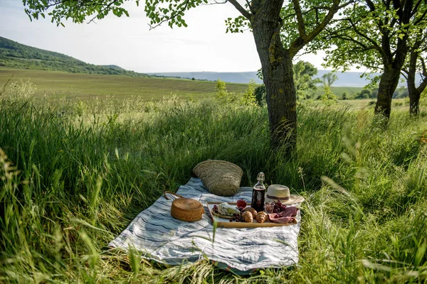 Picknick Auf Dem Feld Korb Mit Obst Brot Und Käse — Stockfoto