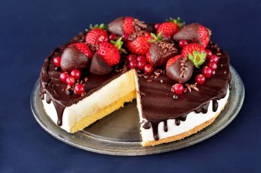 Kayıp bir parça çikolatalı Çilekli kek