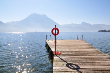 Lake ahşap iskele Avusturya ile arka planda dağlar