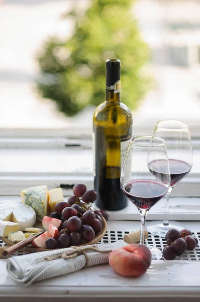 Meyve Şarap Bir Pencere Pervazına Ile Peynir Tabağı — Stok fotoğraf