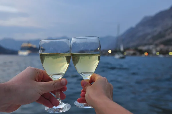 Hände Halten Weingläser Hafen Von Kotor Montenegro — Stockfoto
