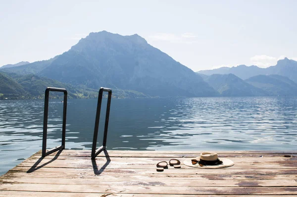 See Mit Bergen Hintergrund Mit Holzsteg Österreich lizenzfreie Stockfotos