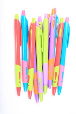 Beyaz Arkaplanda çok sayıda tükenmez kalem