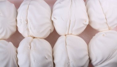 Kurak bir günde pembe zemin üzerinde bir sürü beyaz lokum