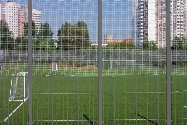 Γήπεδο Ποδοσφαίρου Κοντά Φράχτη Την Ημέρα Ηλιόλουστη Μέρα — Φωτογραφία Αρχείου