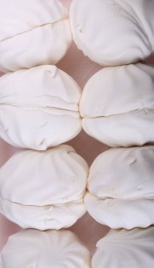 Kurak bir günde pembe zemin üzerinde bir sürü beyaz lokum