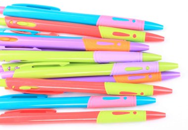 Beyaz Arkaplanda çok sayıda tükenmez kalem