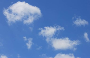 Mavi gökyüzünde bulut