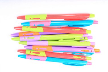 Beyaz Arkaplanda çok sayıda tükenmez kalem