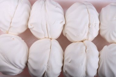 Kurak bir günde pembe zemin üzerinde bir sürü beyaz lokum