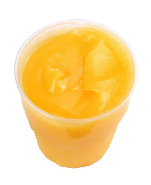 黄色蜂蜜在干燥晴朗的天白色背景被隔绝的塑料被发现的容器 — 图库照片