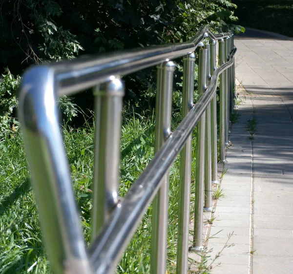 夏天阳光明媚的干燥天气 公园里的金属栅栏 — 图库照片