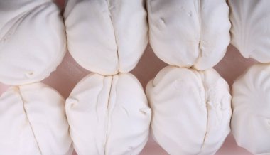 Kurak bir günde pembe zemin üzerinde bir sürü beyaz lokum