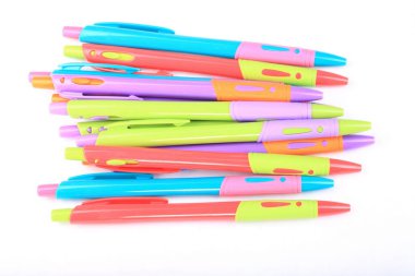 Beyaz Arkaplanda çok sayıda tükenmez kalem