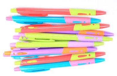 Beyaz Arkaplanda çok sayıda tükenmez kalem