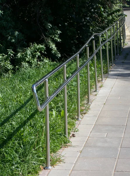 Metallzaun Park Trockenen Sonnigen Sommertagen — Stockfoto