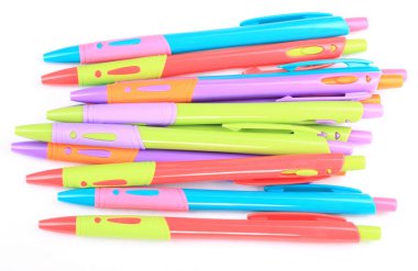 Beyaz Arkaplanda çok sayıda tükenmez kalem