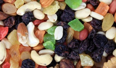 Kuru, güneşli yaz gününde kurutulmuş meyve seti.