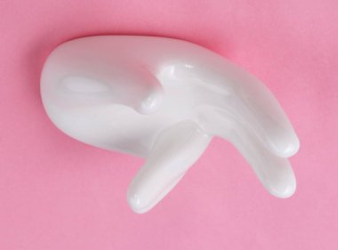 Pembe arka planda el şekli olan seramik standı