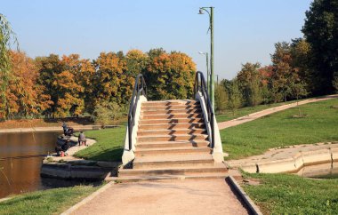 sapları ile gölet üzerinde köprü