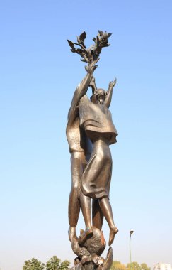 kadın ve erkek heykeli