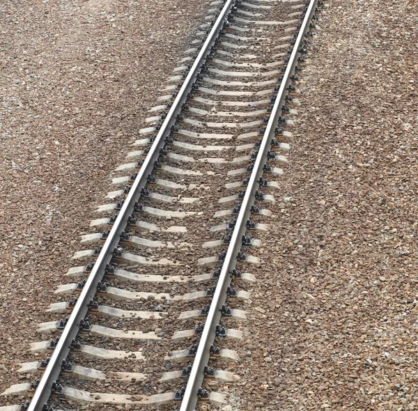 砂利の背景に日の鉄道 — ストック写真