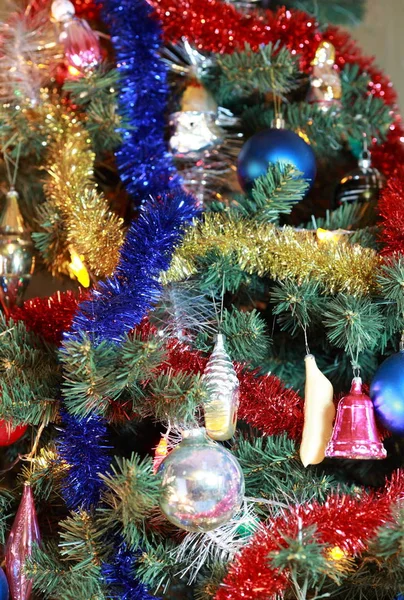 Spielzeug Auf Grüner Weihnachtstanne — Stockfoto