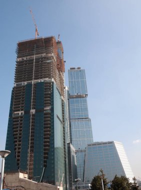 Gökdelen arka planda gelişiyor