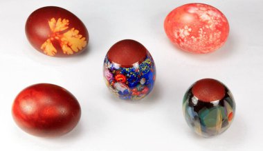 Gri arkaplanda Paskalya yumurtası