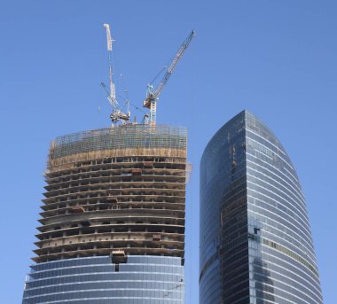 Gökdelen gün içinde gökyüzü arkaplanında gelişir