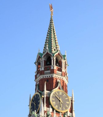 Şehir merkezinde gökyüzü arka planı üzerine Kremlin kulesi 
