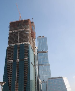 Gökdelen arka planda gelişiyor