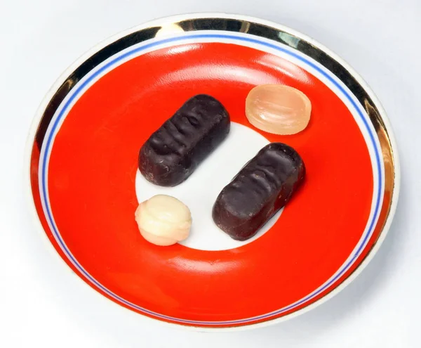 Карамель Шоколадные Конфеты Красной Тарелке — стоковое фото