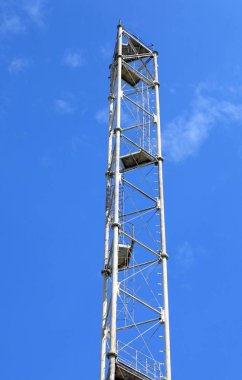 Mavi gökyüzü arka plan üzerinde anten direği