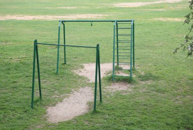 Şehir parkında yatay bar